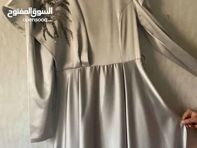 فستان سواريه استخدام شخصي مرتين مقاس سمول بلبس من وزن 50 لغايه 65ك