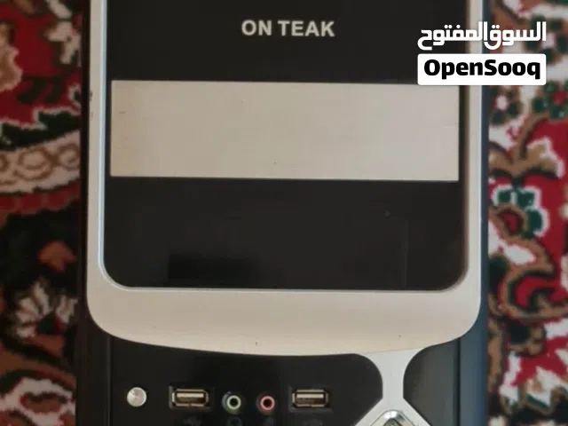 كمبيوتر دسيك توب مع شاشه