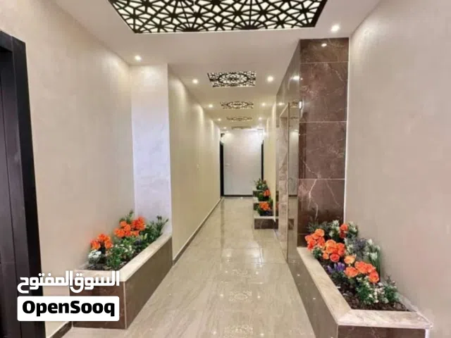 شقة شبة جديده من المالك مباشره 3 نوم وصاله وصالون و3 حمامات بسعر مناسب