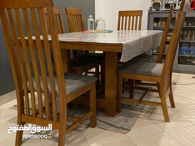 طاولة طعام  بحالة جيدة خشب ممتاز 