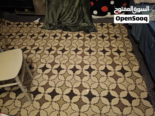 كاربت زولية 4 ×3 نظيف بدون حرق او شقوق او بقع بعده بلمعته سعر اخو البلاش واذا وياه المدات يصير ب 30