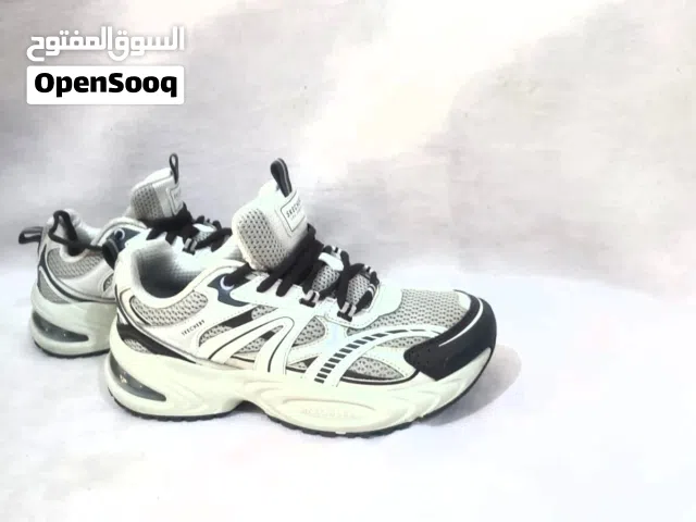 بوط رياضه ولادي ماركة سكيتشرز اصلي الغني عن التعريف مقاس 37 ونصف صويلح لجادين