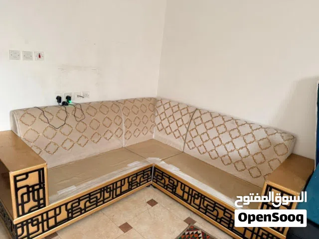 ركنة مودرن حرف L فخمة بحالة ممتازة للبيع + طاولات + ديكور مدخنه