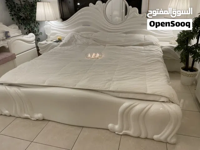 غرفه إيطالية بيضه قطعه نظيفه مع الفرشه وجميع المرفقات