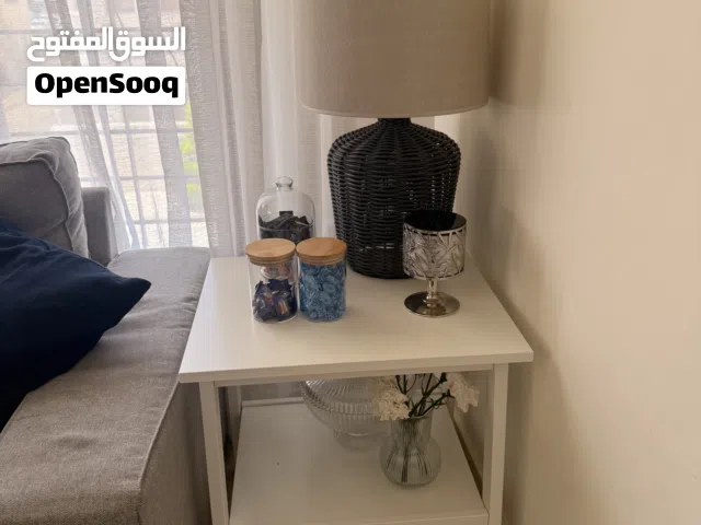 طاولة جانبية من IKEA لون ابيض