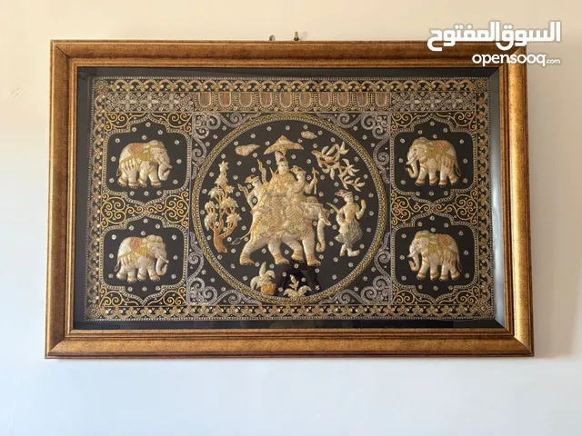 لوحة فنية يدوية على قماش تايلندي مطرّز بخيوط ذهبية – حجم كبير – بإطار ذهبي أنيق