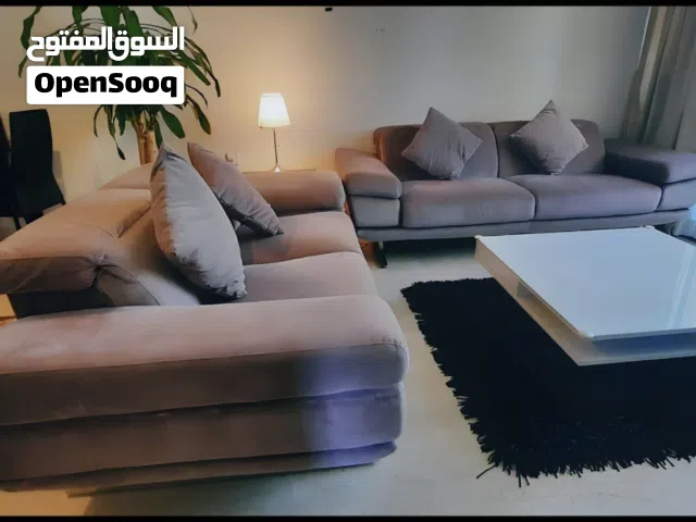 طقم كنب  قطعتين مع 2 كرسي بحالة ممتازة
