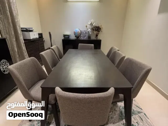 غرفة طعام مكونه من سفره خشب ممتاز و8 كراسي و بوفيه