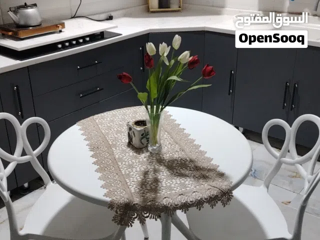 ميز طعام جديد