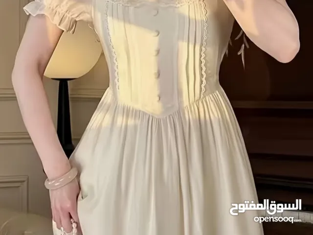فستان فرنسي كلاسيكي برقبة مربعة