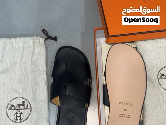 نعال هيرميز جديد غير ملبوس ولا مره مقطوع من 5 سنوات وسعره الأصلي 400 دينار