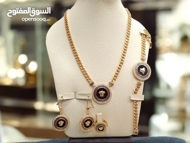 طقم ذهب ايطالي فاخر مكون من ثلاث او اربع قطع حسب ماهو موضح ب الصورة  لاتفرقه عن الذهب الحقيقي مكفول