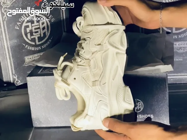 شوزات ماركه اصليه بسعر 25 متوفر كل الالوان وبوجود توصيل لكل انحاء العراق