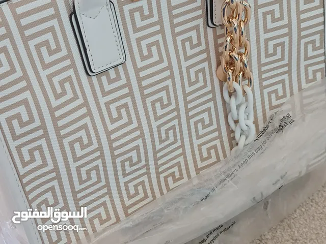 حقيبة بيضا لون ابيض جديدة وشيك غير مستعملة ابدا