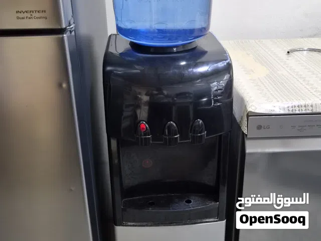 براد ماء للشرب يحوي ايضا مخرج ماء حار وبارد وطبيعي