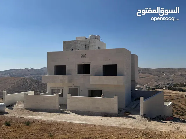 فيلا بناء حديث تتكون من ثلاثة طوابق مرتفعة من اجمل مناطق ام رمانة منطقة فلل وهادية وبارده صيف وشتاء