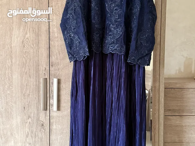 فستان كحلي أنيق مطرز بتفاصيل فاخرة وموديل تنورة مطوية