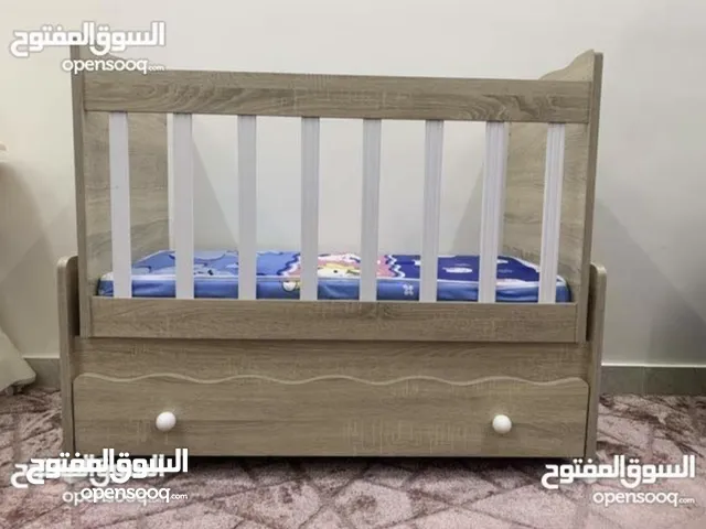 سرير بيبي هزاز مع درج تخزين اسفل التخت بحالة الجديد