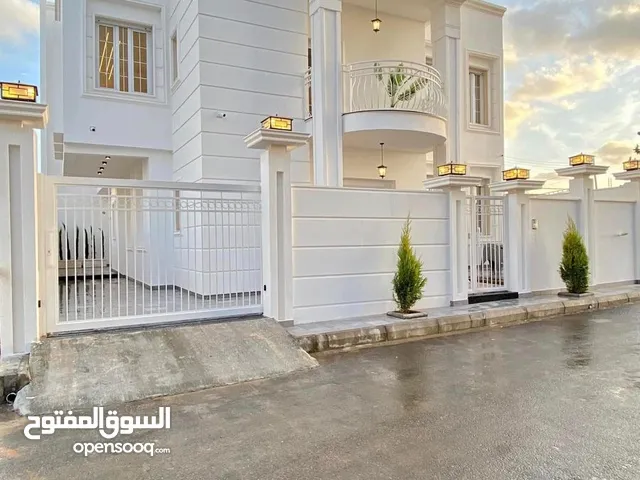 198 m2 4 Bedrooms Townhouse for Sale in Basra Maqal