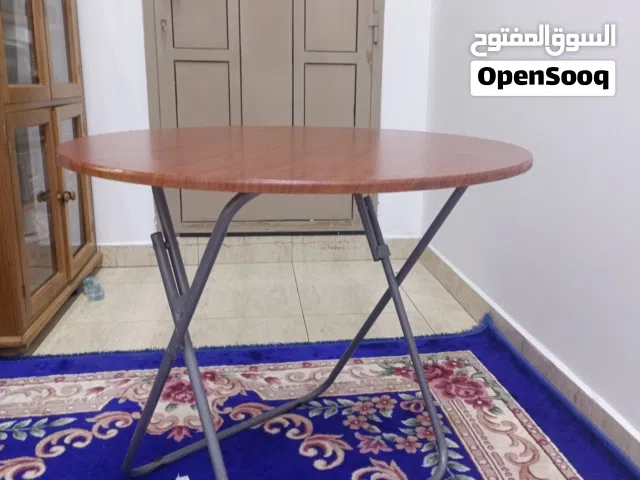 طاولة طعام مستخدم شي بسيط نظيفة جدا استخدام مرة واحدة