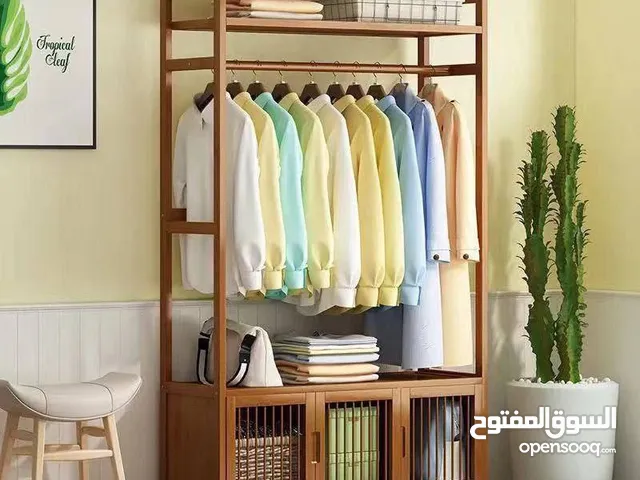 خزانة ملابس خشبية مع علاقة وأبواب