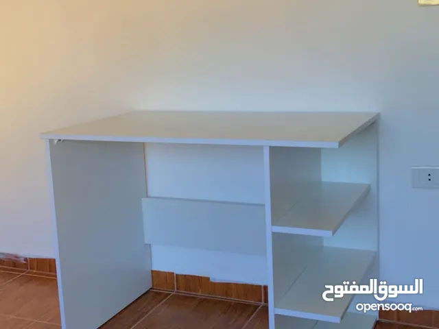 مكتب دراسي بحالة ممتازة