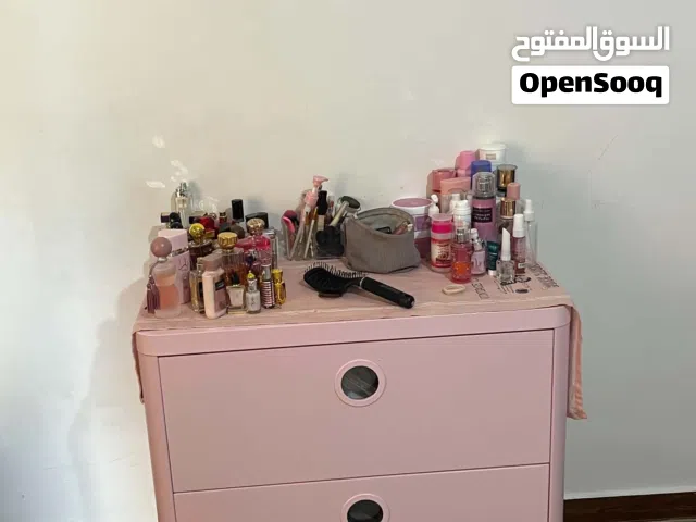 سرير بدون فرشه مع خزانه وجوارير