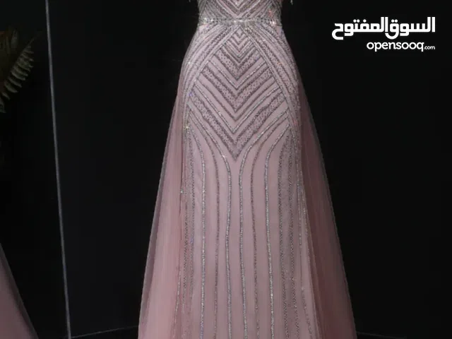 فستان مستعمل استخدام يوم واحد فقط