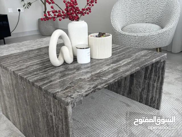 طاولة وسط راقية مع طاولتين جانبيتين من حجر الترافنتين الرمادي
