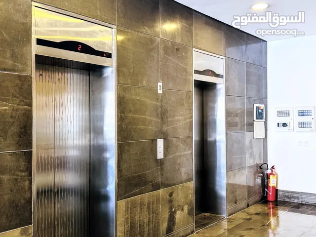 مكتب مفروش بموقع مميز ومجمع فخم للايجار في عبدون