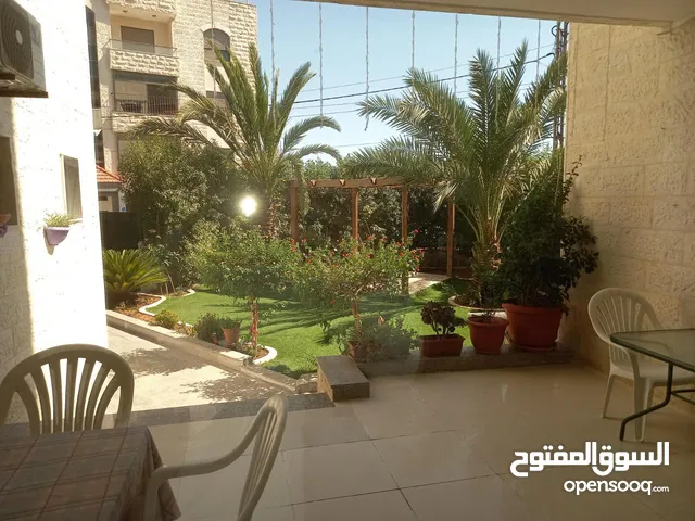 شقة ارضيه بسعر مغري داخلي 332 متر خارجي 180 متر