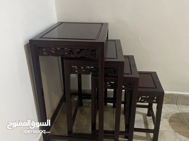 طاولات خشب ثقيل نضيف جدا عدد اربعه احجام مختلفه
