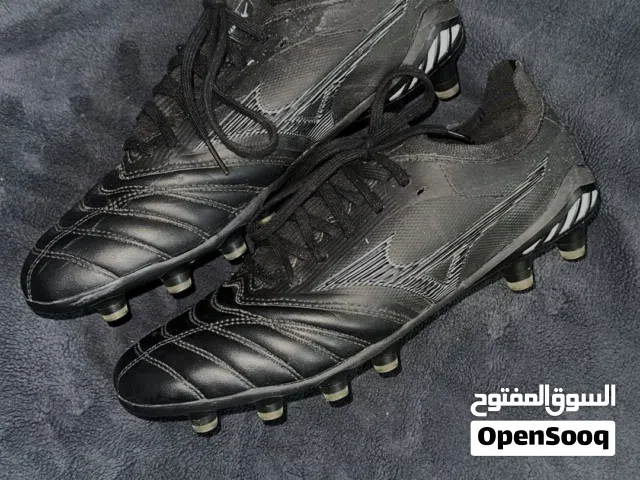 حذاء براغي مزونا