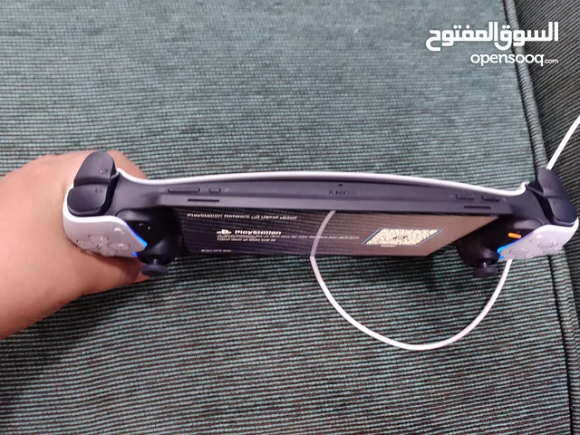 جهاز نقال تشبكه في البلاستيشن ويمديك تلعب في اي مكان لازم تكون البلاستيشن وضع اسكون