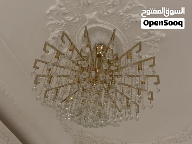 ثريه فخمه  فيها ثلاث اللوان