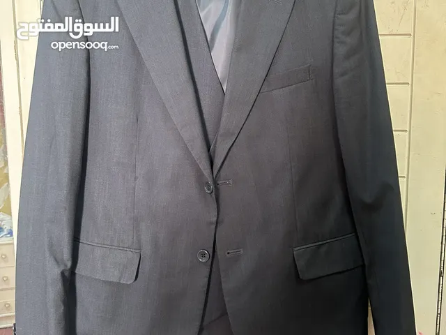 للبيع بدلة استعمال خفيف اقل من شهر