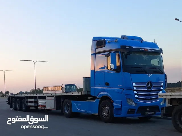 Tractor Unit Mercedes Benz 2017 in Amman