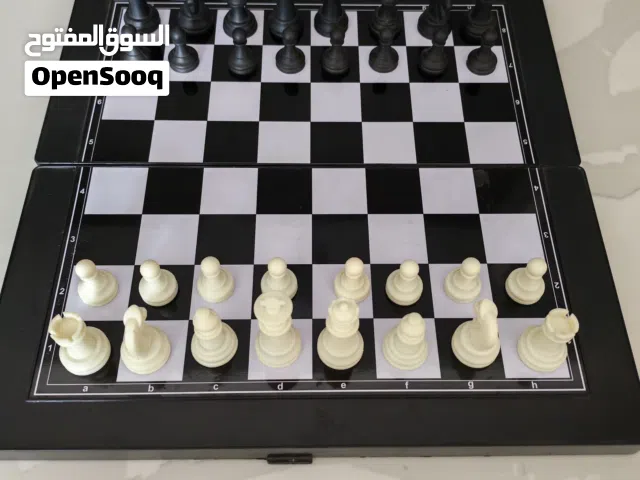 (اربد الحي الشرقي) شطرنج ابيض و اسود بمغناطيس مستعمل وياتي معه شطرنج ثاني بشكل مختلف.