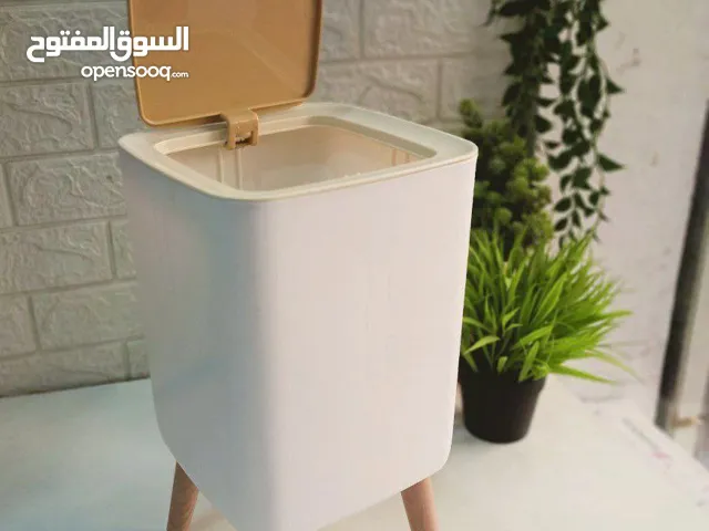 سلة مهملات كبيرة مربعة