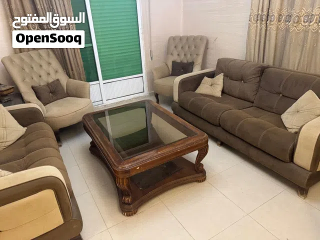 طقم كنبايات مستعمل بحالة جديدة مع طاولة وسط وجانبية للبيع مع فحص مجاني