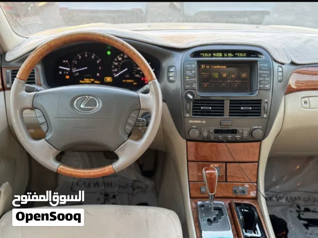 لكزس ذهبي اللون نصف التراء داخل بيج