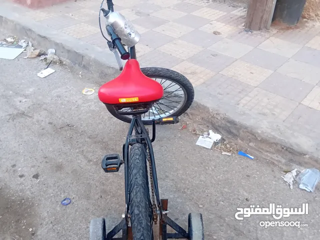 عبد الودود سفيان يبيع بسكليت