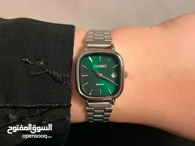 ساعات كاسيو الترند العالمي توفرت ارتقِ بأناقتك مع ساعة كاسيو الكلاسيكية   تصميم مربع أنيق بألوان عدي