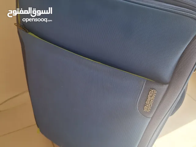 شنطة سفر ماركة أمريكان تورستر زرقاء فيها جيبة خارجة وتوسعة ومقبل لليد وعجلات ممتاز وحجم الشنطة كبير