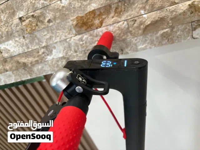 سكوتر كهربائي نضيف مع جميع ملحقاتة