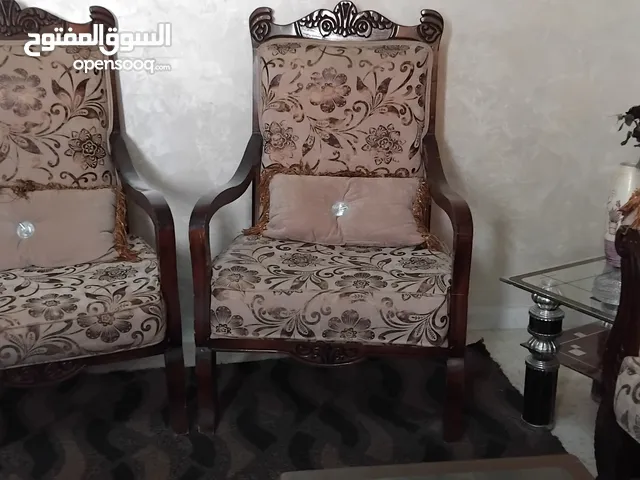 كنب للبيع استعمال بسيط شبه جديد مع الطرابيزات