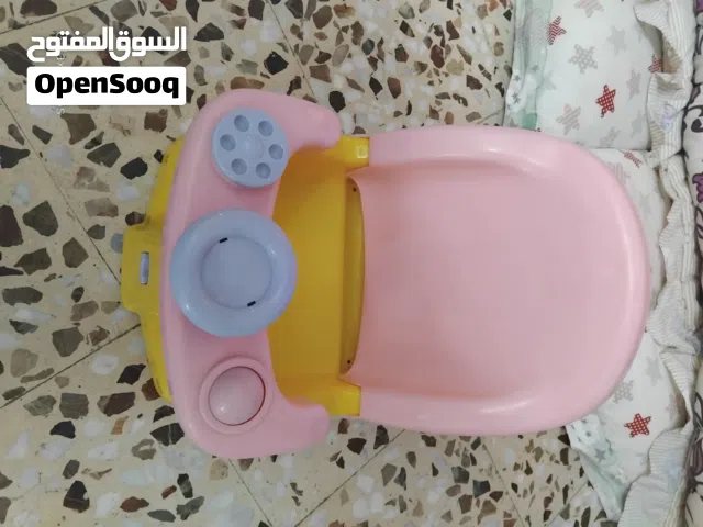 مقعد طفل مع العاب للتفاعل .