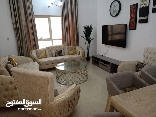 شقه مكونه من ثلاثة غرفة نوم وعدد 3 حمامات وبلكونه باطلاله بحيره الممزر يوجد داخل الشقه انتر نت
