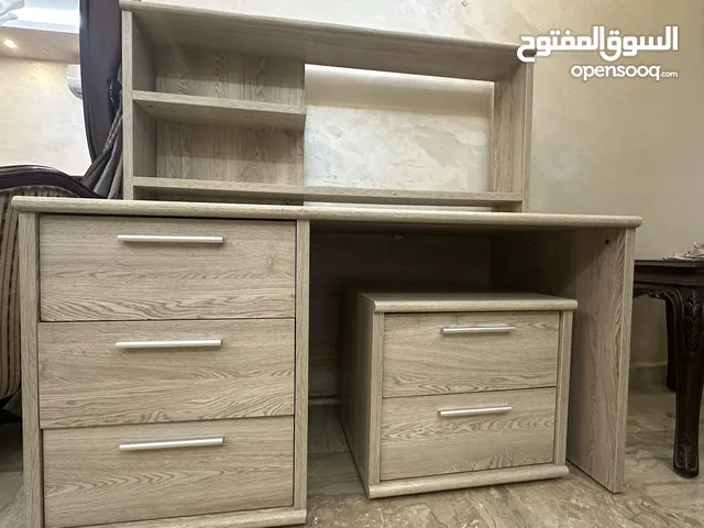 مكتب جديد للبيع نظيف جدا و معه كومادينا جانبيه مع المكتب خشب نظيف مكتب ب حاله وكاله