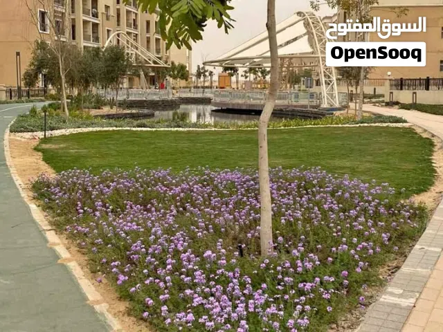 شقه للبيع 3 غرف في كمبوند سراي بالتقسيط علي 12 سنه  كمبوند ساكن وعايش دقايق من الــ Auc